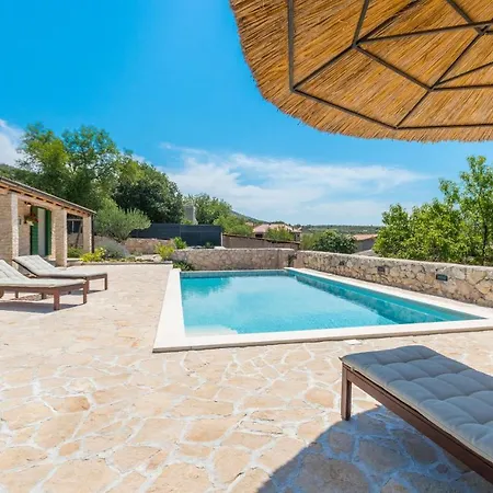 Ibis Villa *