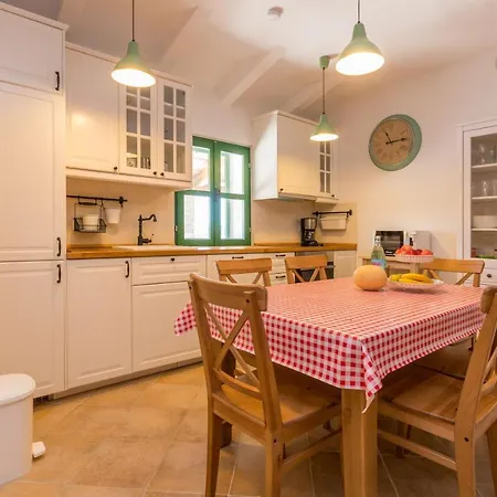 Ibis Villa
