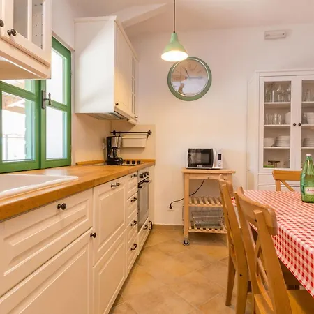 Ibis Villa *