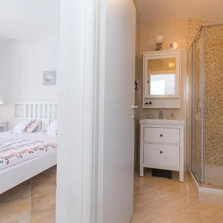 Ibis Villa *